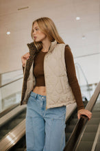 Load image into Gallery viewer, PLAID COLLAR QUILTED ZIP-UP VEST: KHAKI