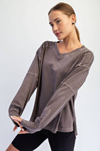 Load image into Gallery viewer, PIGMENT WASHED COTTON V-NECK TOP: Regency Green