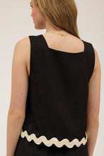 Load image into Gallery viewer, CONTRAST WAVY HEM SLEEVELESS TOP: BLACK
