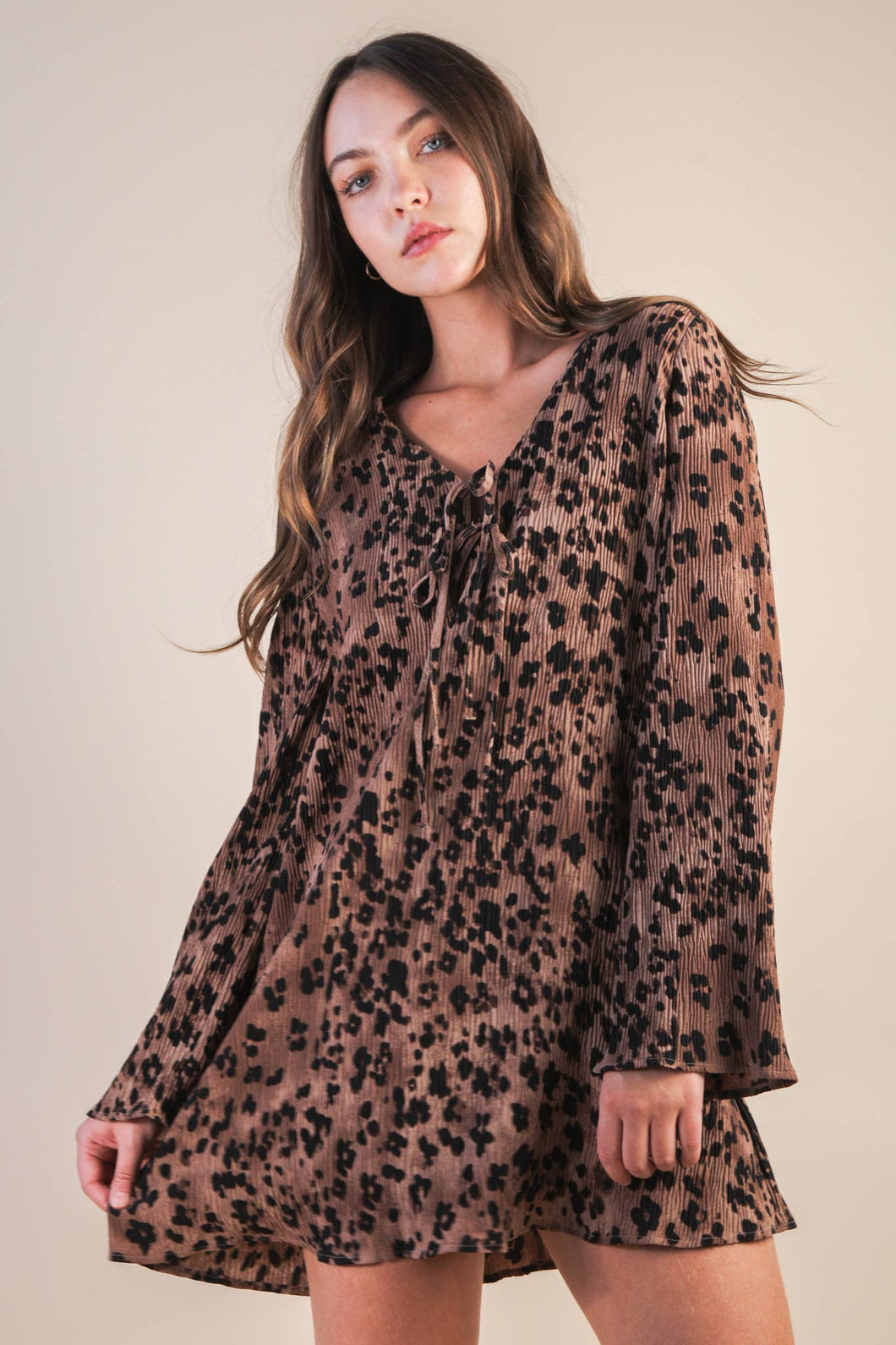 Leopard Printed Pleated Mini Dress: MOCHA LEOPARD