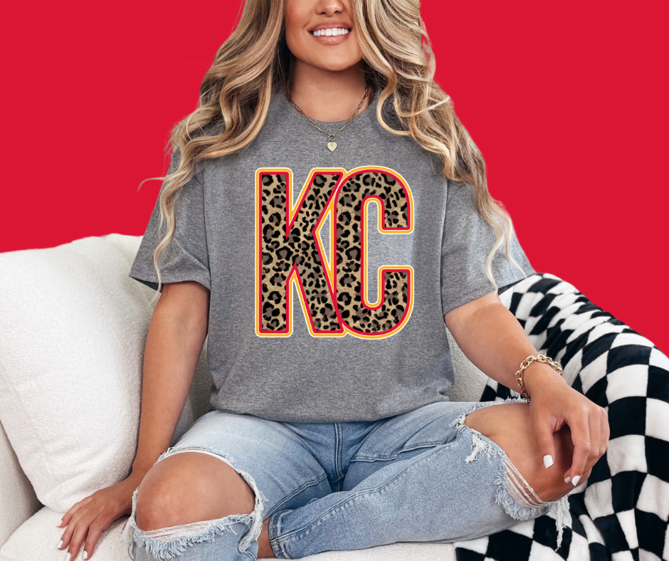 KC Colors Leopard KC Letters Grey Tee
