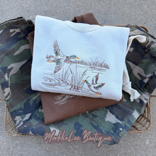 Load image into Gallery viewer, Duck hunt EMB crewneck: Sand / M
