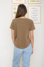 Load image into Gallery viewer, ROUND NECK SHORT SLEEVE EXPOSED SEAM KNIT TOP: MOCHA
