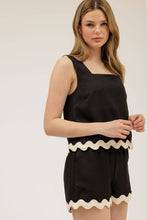 Load image into Gallery viewer, CONTRAST WAVY HEM SLEEVELESS TOP: BLACK
