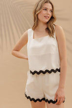 Load image into Gallery viewer, CONTRAST WAVY HEM SLEEVELESS TOP: BLACK
