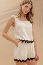 Load image into Gallery viewer, CONTRAST WAVY HEM SLEEVELESS TOP: BLACK
