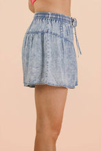 Load image into Gallery viewer, Washed Chambray Button Down Flare Shorts: LT INDIGO
