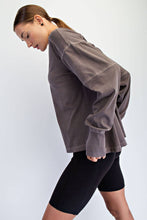 Load image into Gallery viewer, PIGMENT WASHED COTTON V-NECK TOP: Regency Green
