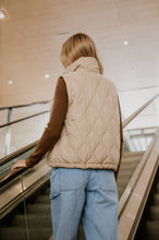 Load image into Gallery viewer, PLAID COLLAR QUILTED ZIP-UP VEST: KHAKI
