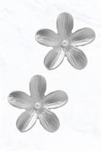 Load image into Gallery viewer, Gold Flower Pearl Stud Earrings: Gold
