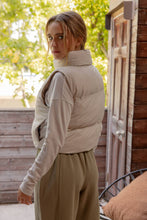 Load image into Gallery viewer, REVERSIBLE ZIP UP CROPPED PUFFER VEST: HUNTER GREEN
