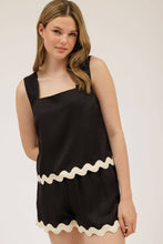 Load image into Gallery viewer, CONTRAST WAVY HEM SLEEVELESS TOP: BLACK
