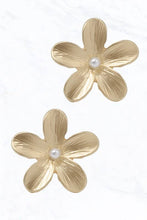 Load image into Gallery viewer, Gold Flower Pearl Stud Earrings: Gold
