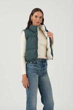 Load image into Gallery viewer, REVERSIBLE ZIP UP CROPPED PUFFER VEST: HUNTER GREEN
