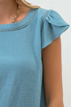 Load image into Gallery viewer, TULIP SLEEVE BACK BUTTON BLOUSE: KELLY GREEN
