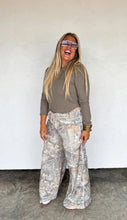 Load image into Gallery viewer, Camo Joggers
