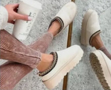 Load image into Gallery viewer, Beige platform slippers
