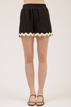 Load image into Gallery viewer, CONTRAST WAVY HEM SLEEVELESS TOP: BLACK
