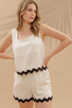 Load image into Gallery viewer, CONTRAST WAVY HEM SLEEVELESS TOP: BLACK
