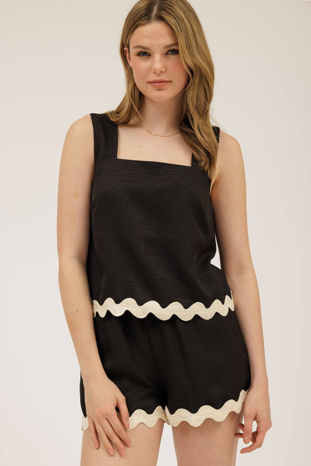 CONTRAST WAVY HEM SLEEVELESS TOP: BLACK