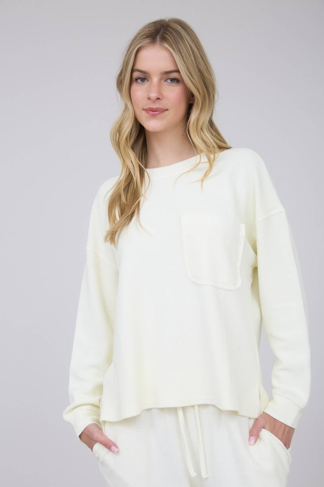 WASHED POCKET DETAIL LONG SLEEVE RIB KNIT TOP: CREAM