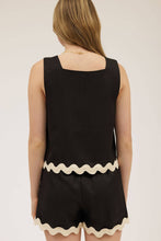 Load image into Gallery viewer, CONTRAST WAVY HEM SLEEVELESS TOP: BLACK
