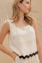 Load image into Gallery viewer, CONTRAST WAVY HEM SLEEVELESS TOP: BLACK
