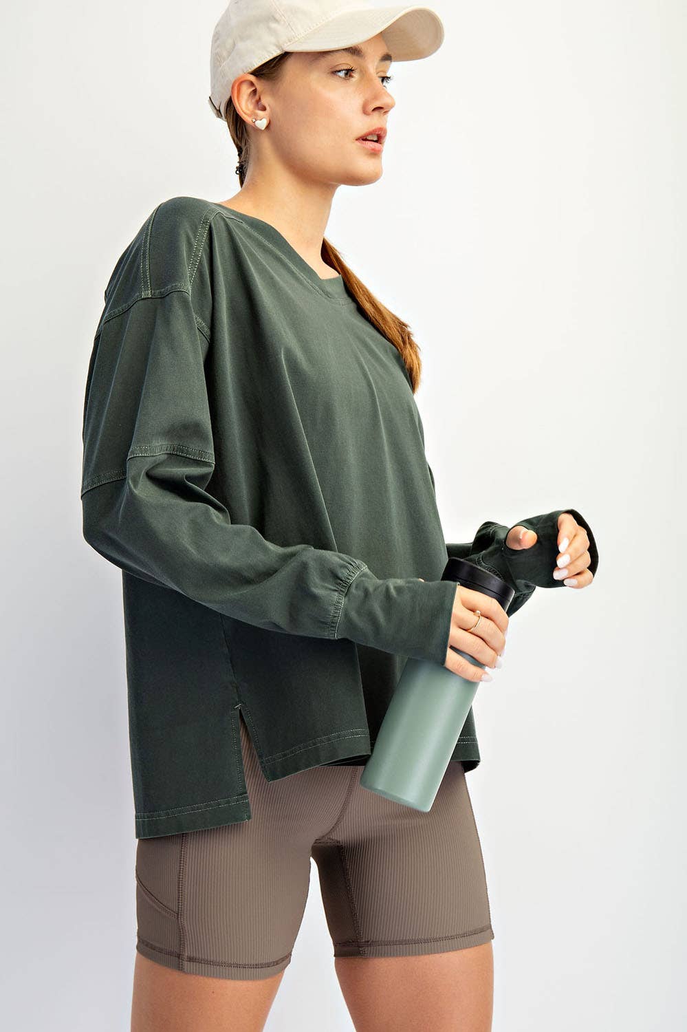 PIGMENT WASHED COTTON V-NECK TOP: Regency Green