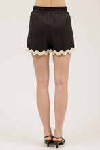 Load image into Gallery viewer, CONTRAST WAVY HEM SLEEVELESS TOP: BLACK
