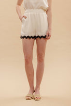 Load image into Gallery viewer, CONTRAST WAVY HEM SLEEVELESS TOP: BLACK
